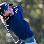 golfspelaren linn grant i mörkblå tjock golftröja