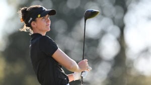 golfspelaren linn grant i svarta golfkläder