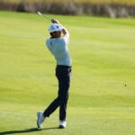 golfspelaren harris english svingandes en golfklubba på en grön golfbana