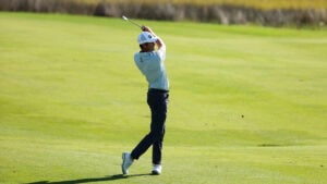 golfspelaren harris english svingandes en golfklubba på en grön golfbana