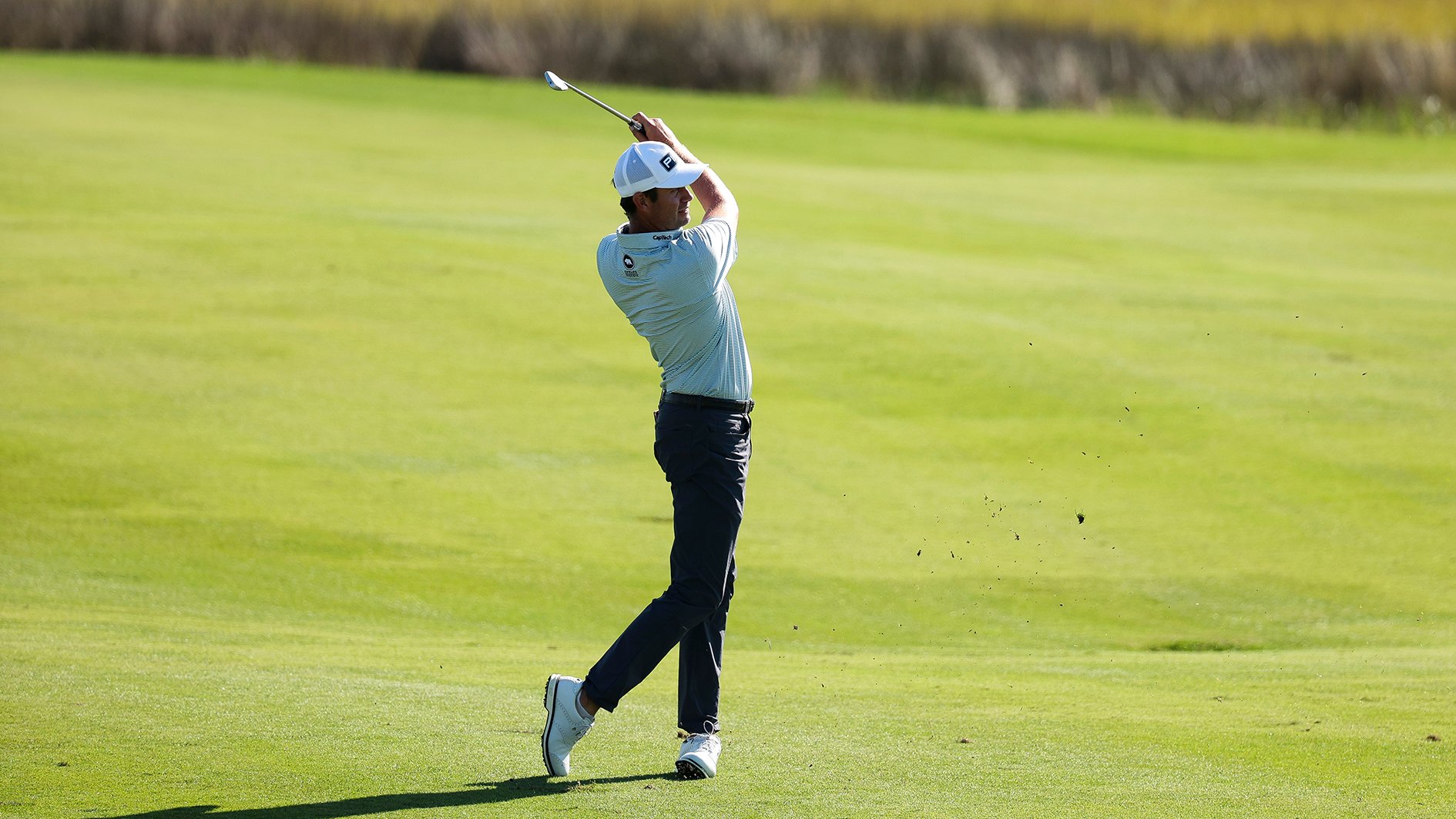 golfspelaren harris english svingandes en golfklubba på en grön golfbana