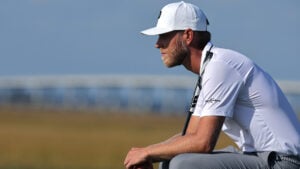 golfspelaren jesper svensson i vita golfkläder