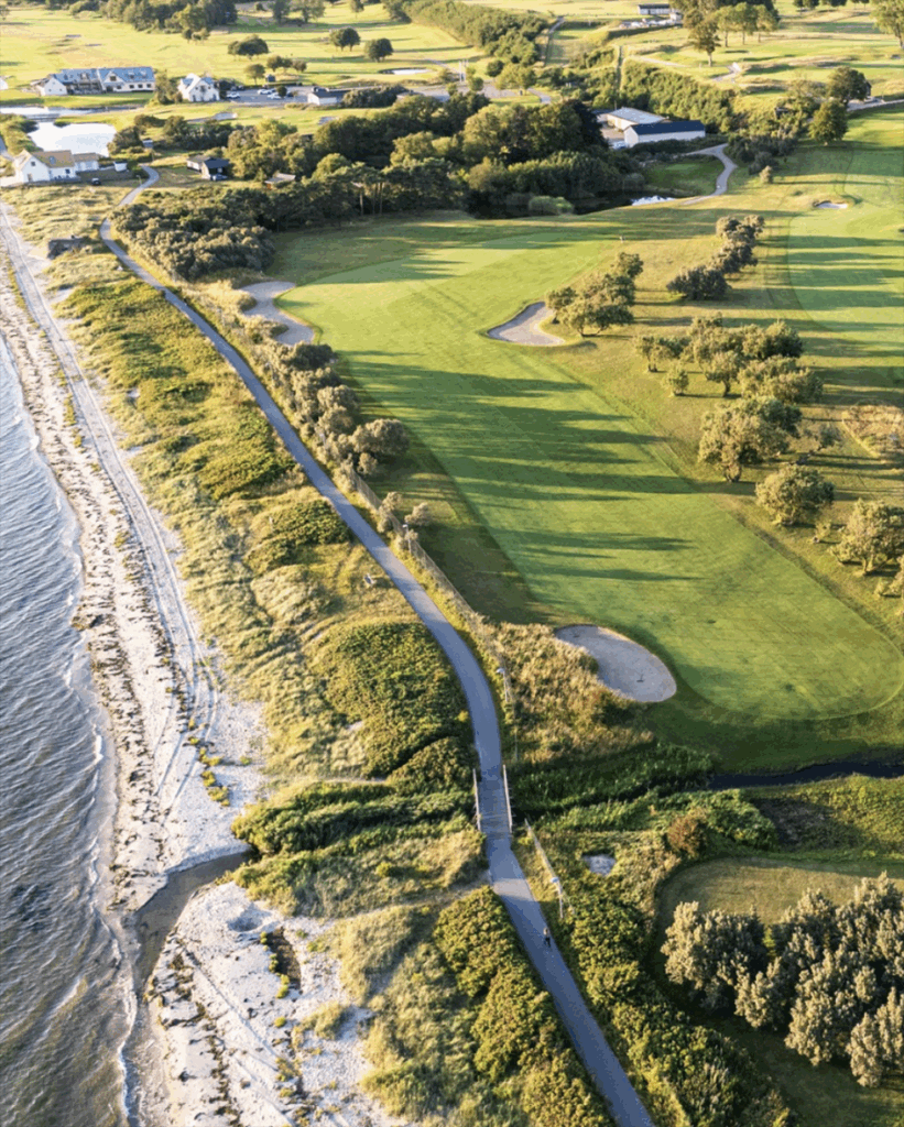 golfbana vid havet