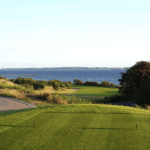 golfbana vid havet