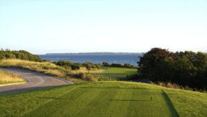 golfbana vid havet