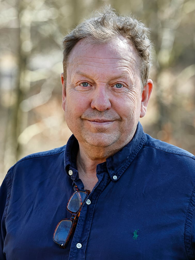 man med blå skjorta