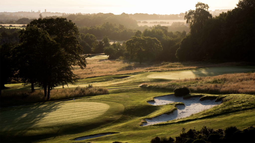 golfbana i morgonljus i st andrews skottland