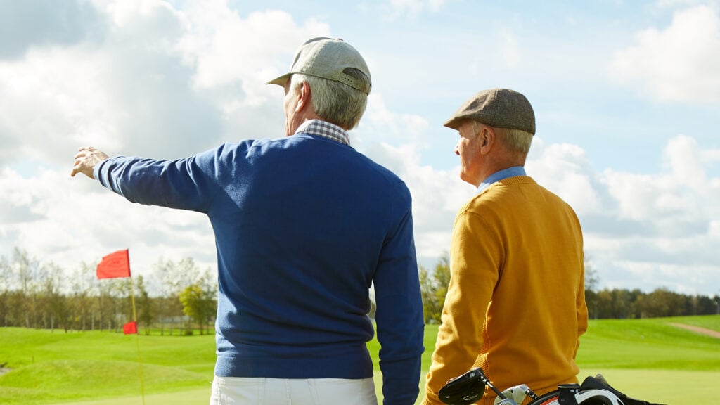 två golfspelare diskuterar