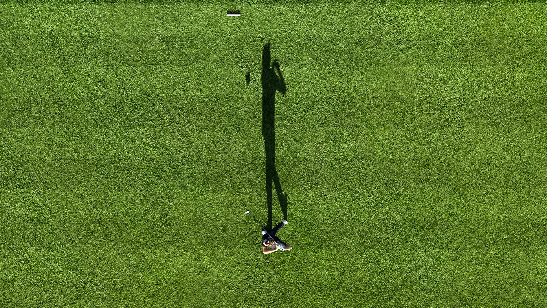 golfspelare på golftee på golfbana