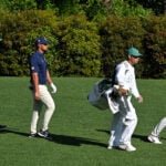 golfspelarna bryson dechambeau och rory mcilroy på en grön golfbana