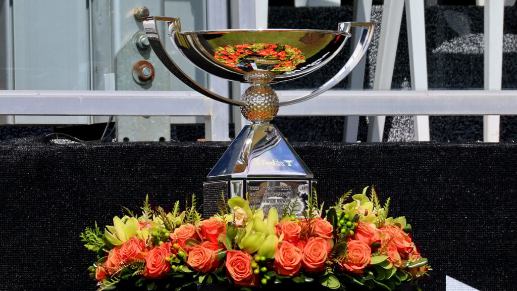 fedexcup-pokalen på ett podium med blommor