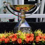 fedexcup-pokalen på ett podium med blommor