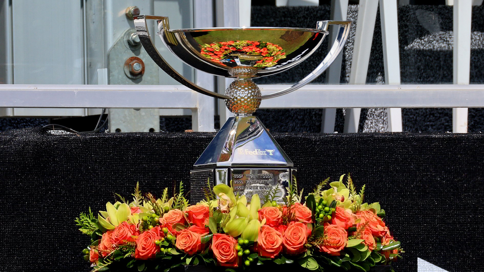 fedexcup-pokalen på ett podium med blommor