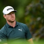 golfspelaren jens dantorp i vit golfkeps och grön golfpiké