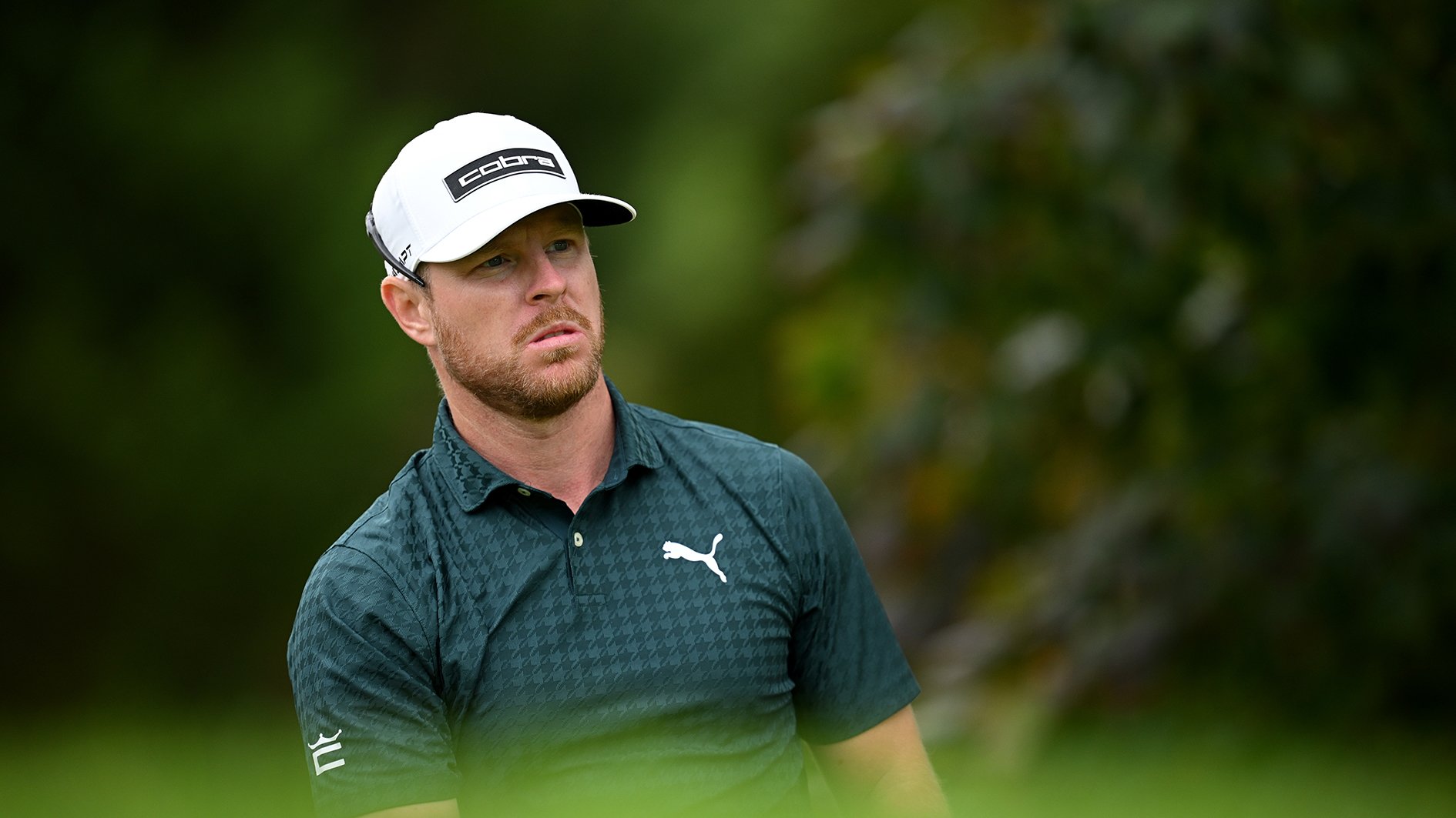 golfspelaren jens dantorp i vit golfkeps och grön golfpiké