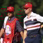 golfspelaren justin thomas med caddie på golfbana