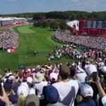 publikmassor på en golfbana