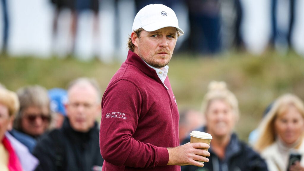 golfspelaren Eddie Pepperell i mjuk golftröja och vit golfkeps