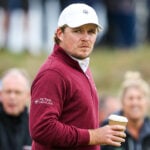 golfspelaren Eddie Pepperell i mjuk golftröja och vit golfkeps