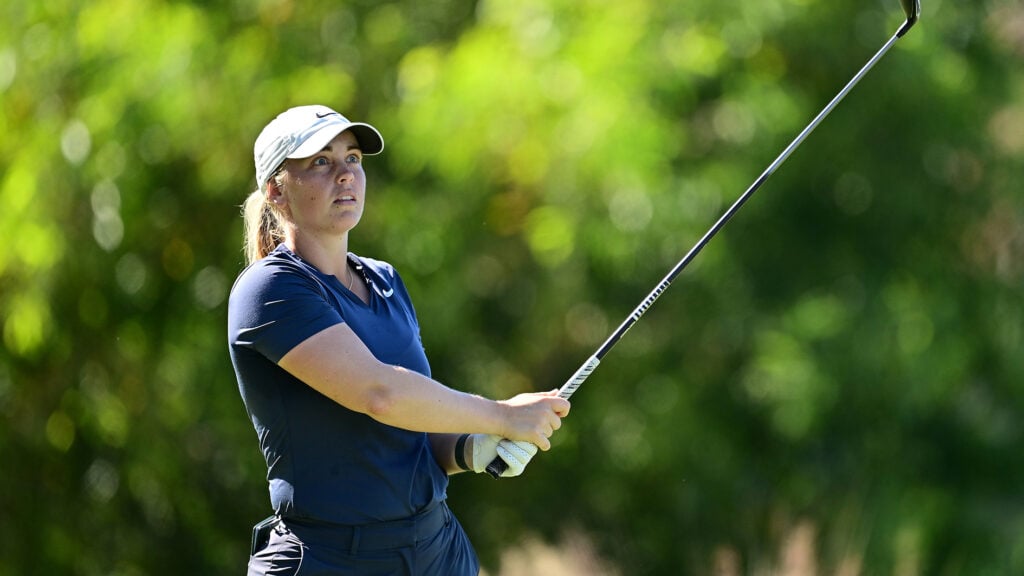 golfspelaren maja stark i mörkblå golfpiké