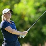 golfspelaren maja stark i mörkblå golfpiké