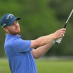 golfspelaren tobias jonsson i blåa golfkläder på en grön golfbana