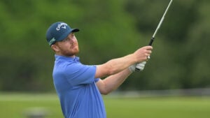 golfspelaren tobias jonsson i blåa golfkläder på en grön golfbana