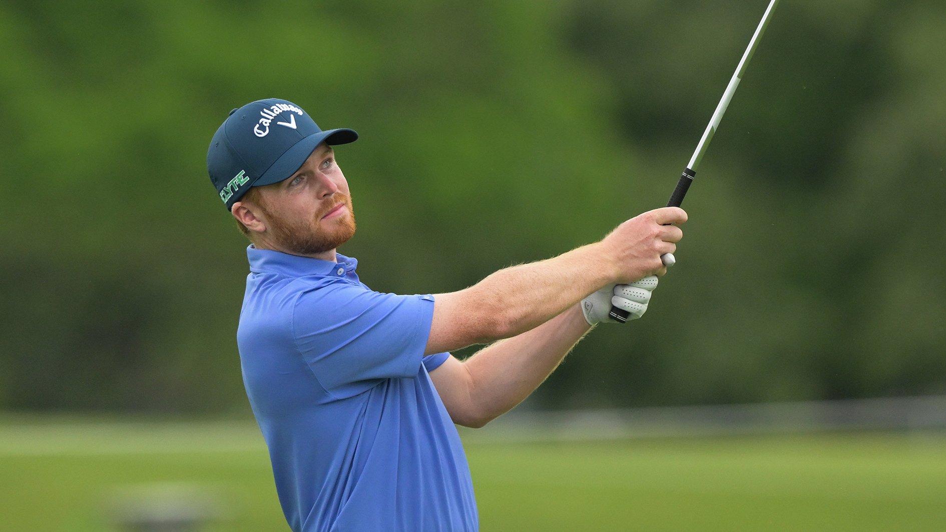 golfspelaren tobias jonsson i blåa golfkläder på en grön golfbana