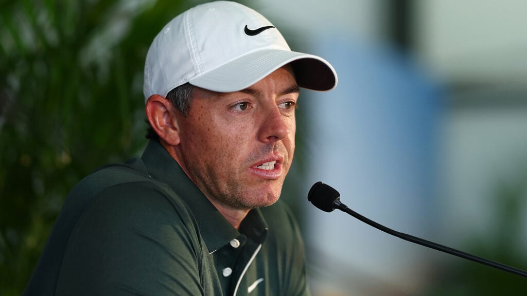 golfspelaren rory mcilroy i vit golfkeps