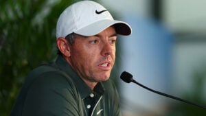 golfspelaren rory mcilroy i vit golfkeps