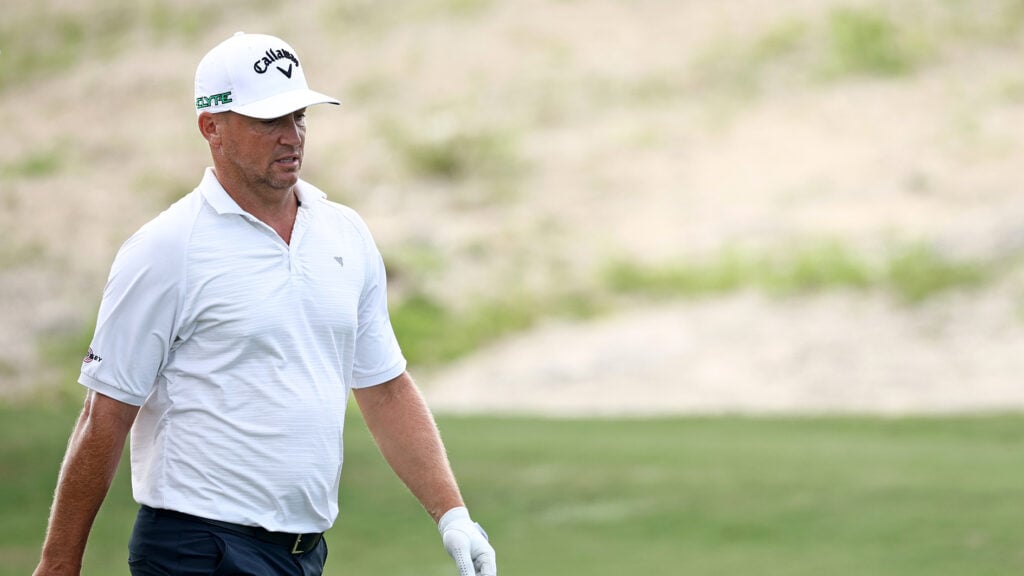 golfspelaren alex noren i vit golfpiké och vit golfkeps