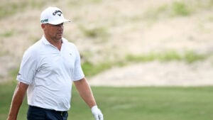 golfspelaren alex noren i vit golfpiké och vit golfkeps