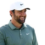 golfspelaren scottie scheffler i vit golfkeps