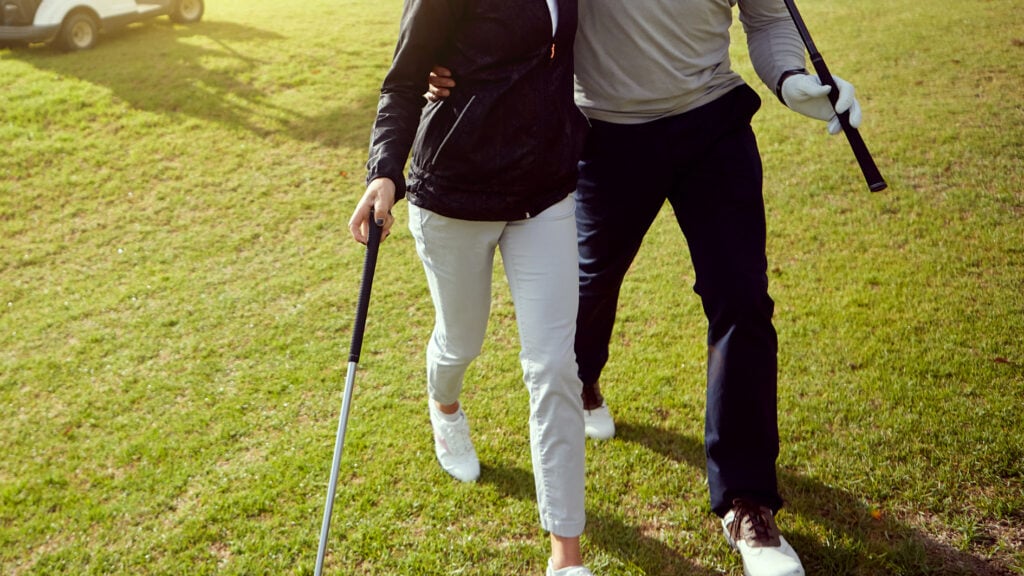 två golfspelare på en golfbana