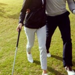 två golfspelare på en golfbana