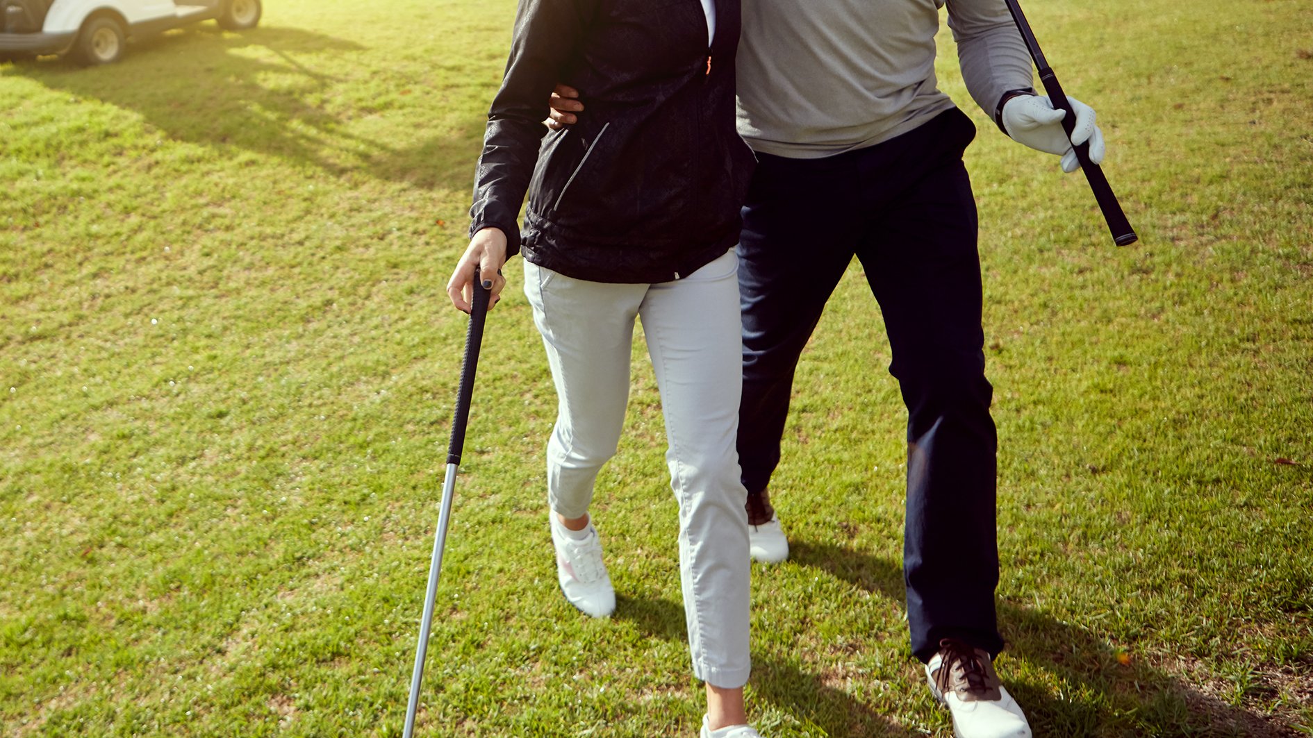 två golfspelare på en golfbana