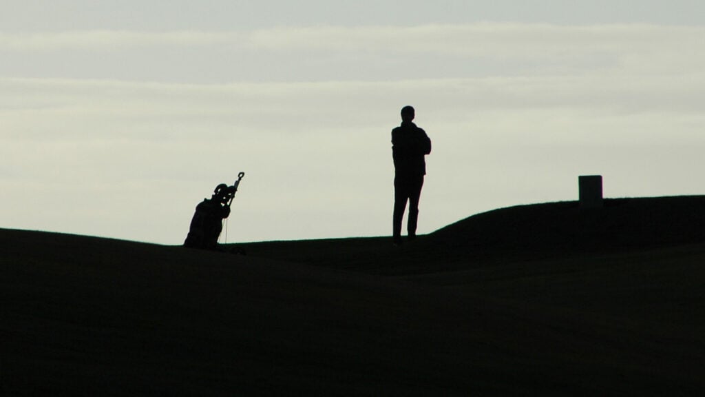 golfspelare väntar på långsamma spelare
