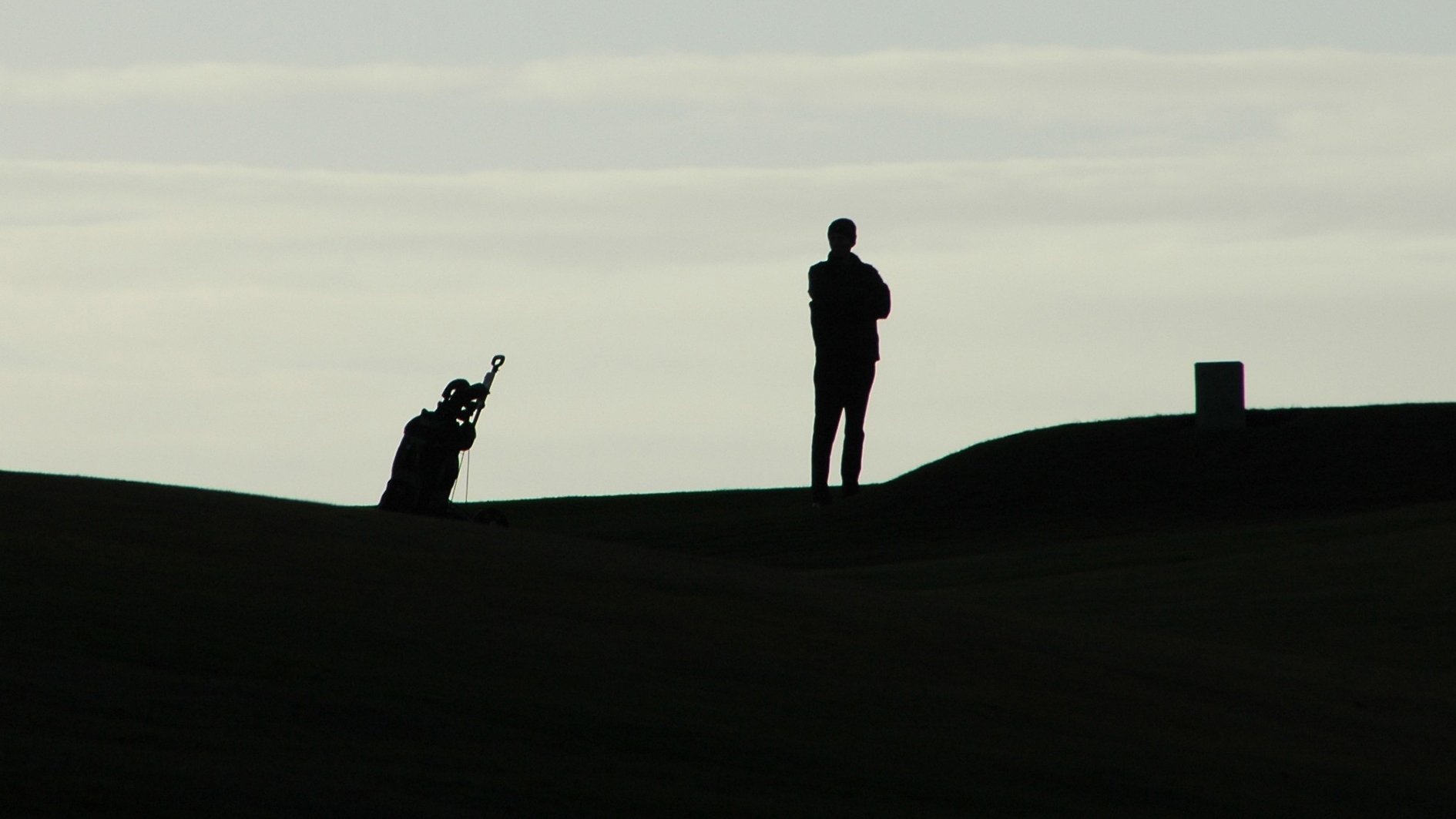 golfspelare väntar på långsamma spelare