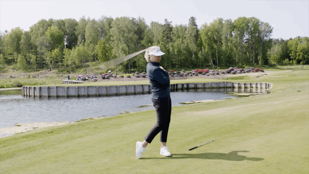 golftränare, golfspelare, vattenhinder, damm, palisad