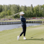 golftränare, golfspelare, vattenhinder, damm, palisad