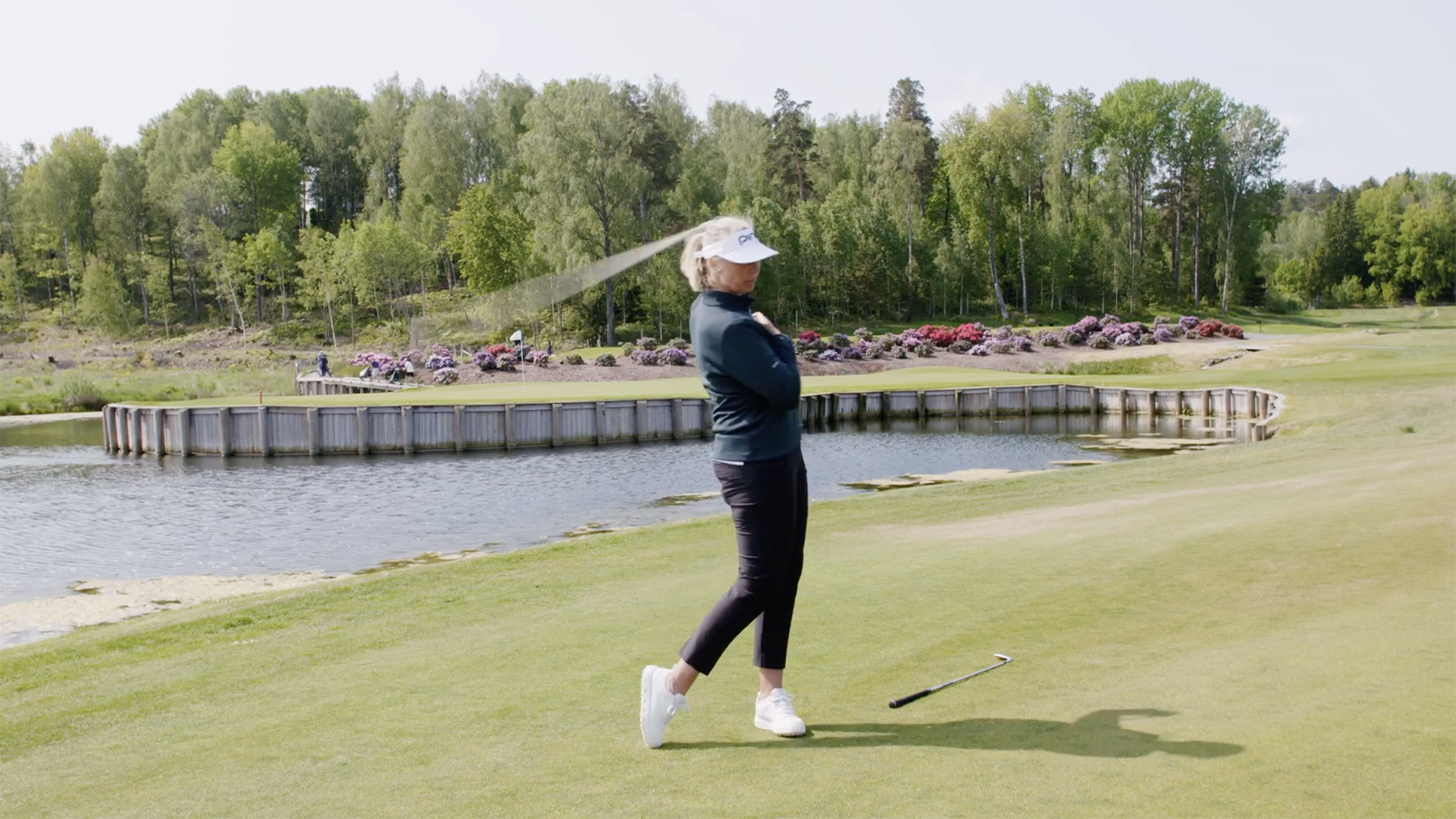 golftränare, golfspelare, vattenhinder, damm, palisad