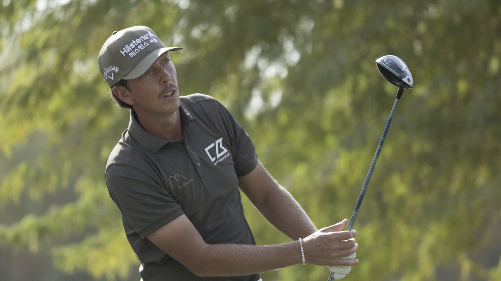 golfspelaren björn hellgren i militärgröna golfkläder