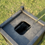 klubbtvätt på golfbana stående i kortklippt gräs