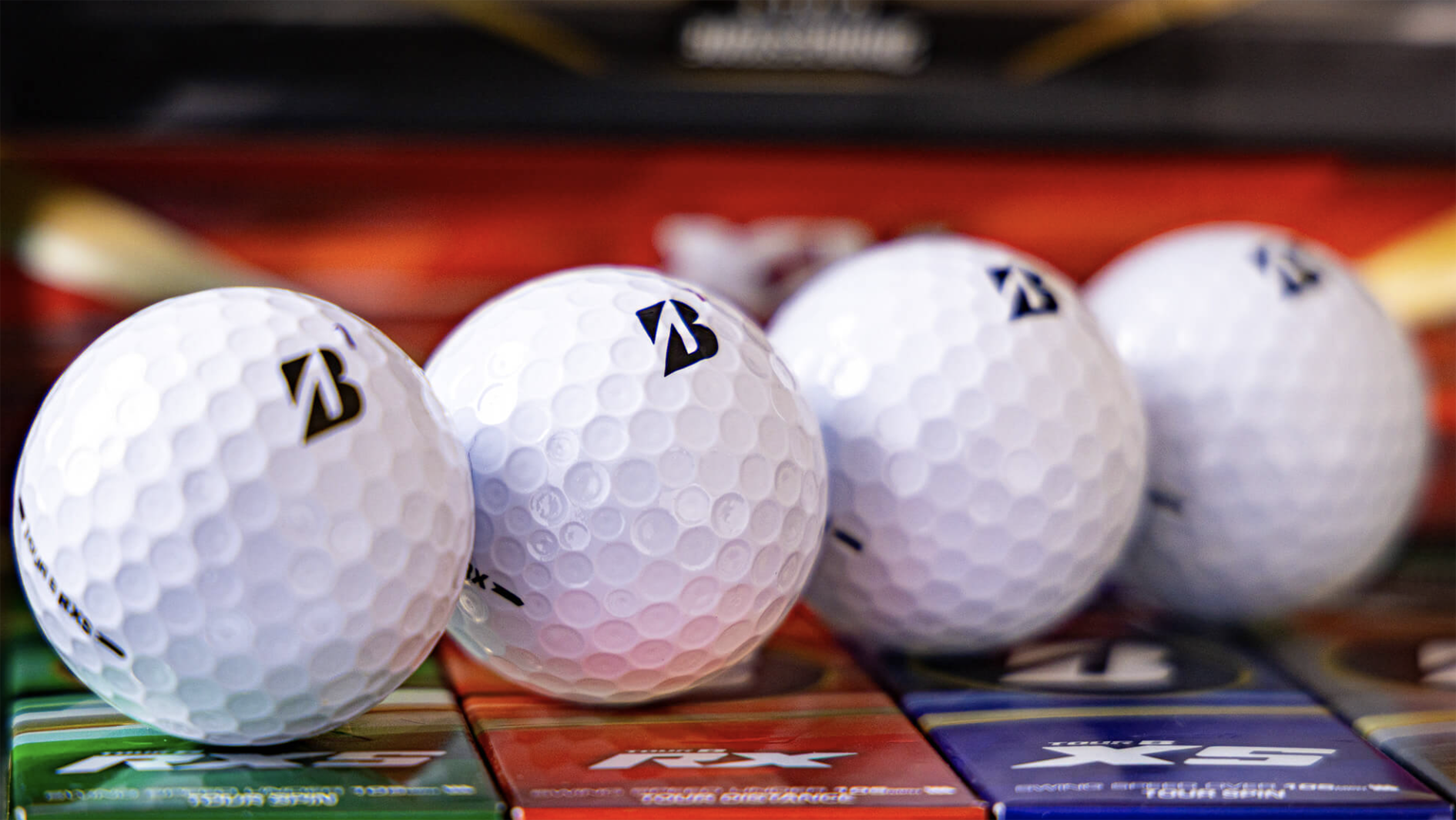 fyra golfbollar från märket bridgestone