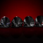 golfklubbor liggandes i studiomiljö med rött bakljus