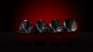 golfklubbor liggandes i studiomiljö med rött bakljus