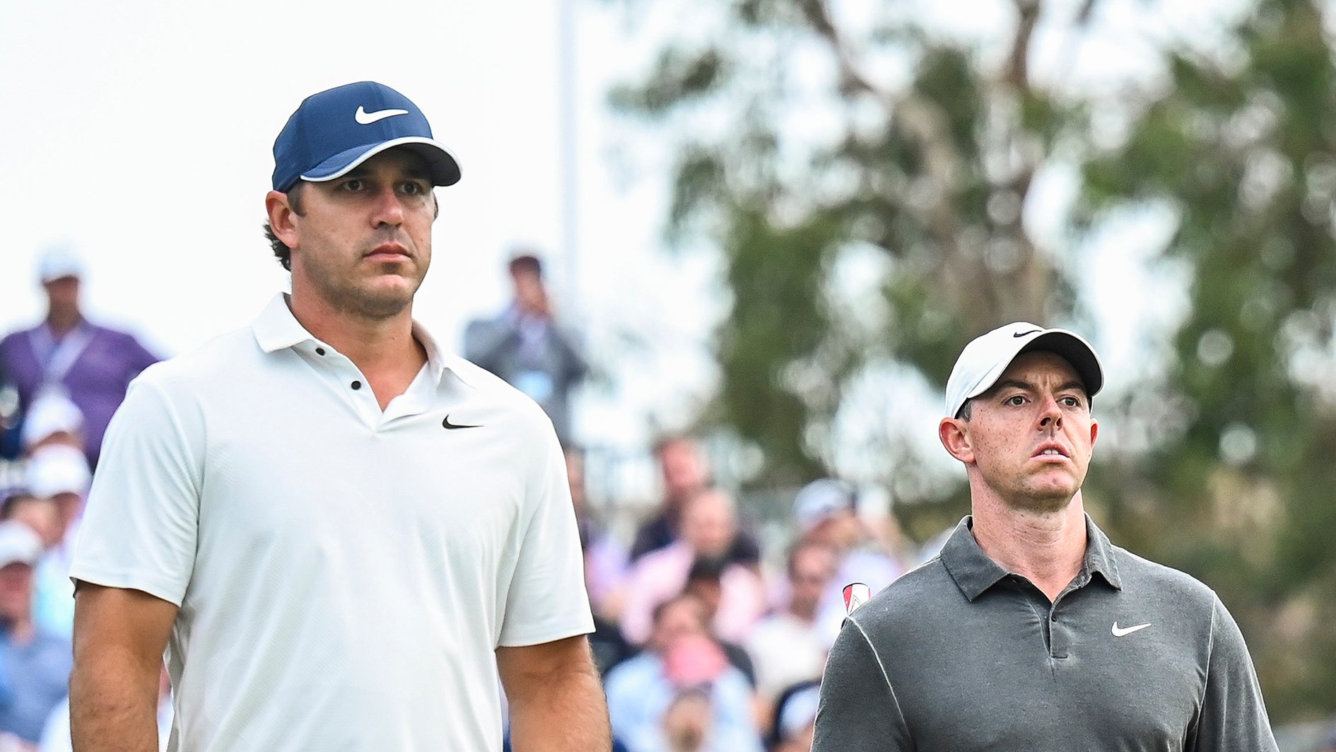golfspelarna brooks koepka och rory mcilroy på en amerikansk golfbana