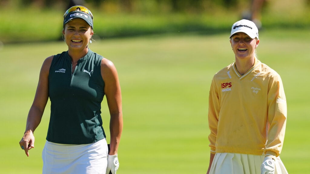 golfspelarna lexi thompson och charley hull på en golfbana
