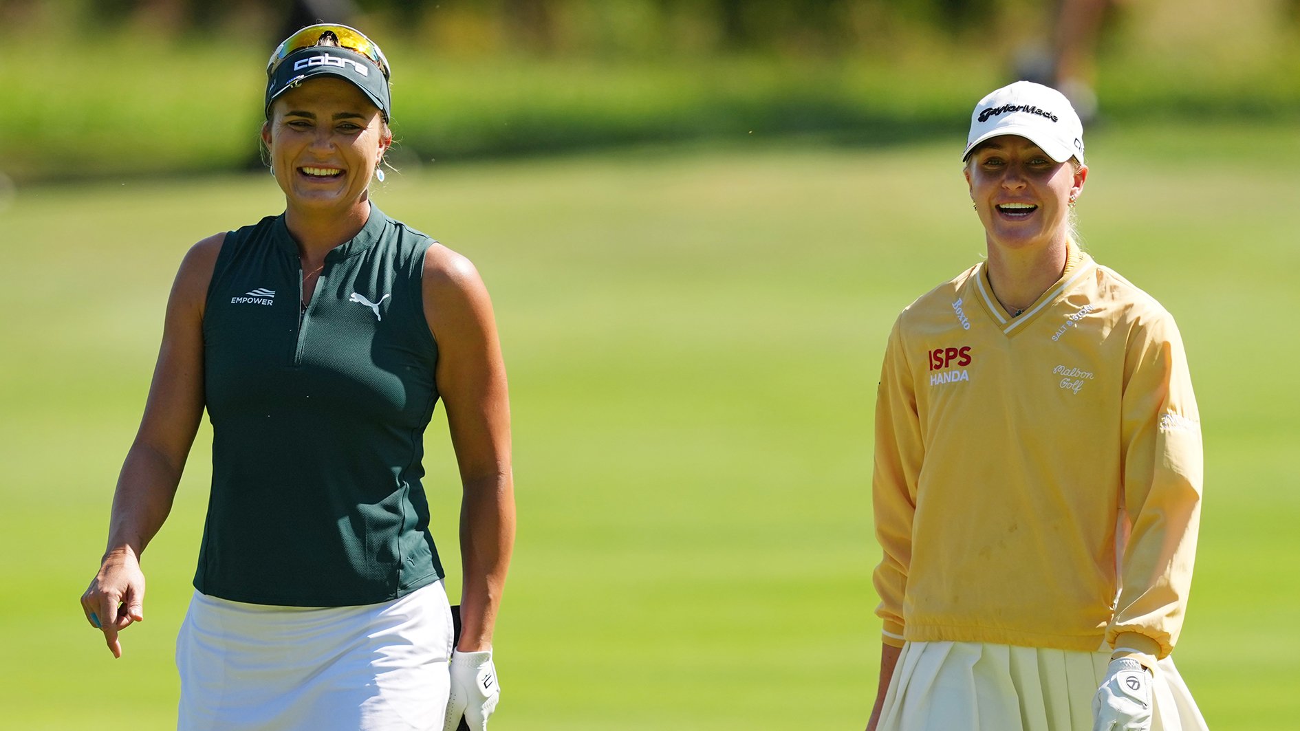 golfspelarna lexi thompson och charley hull på en golfbana