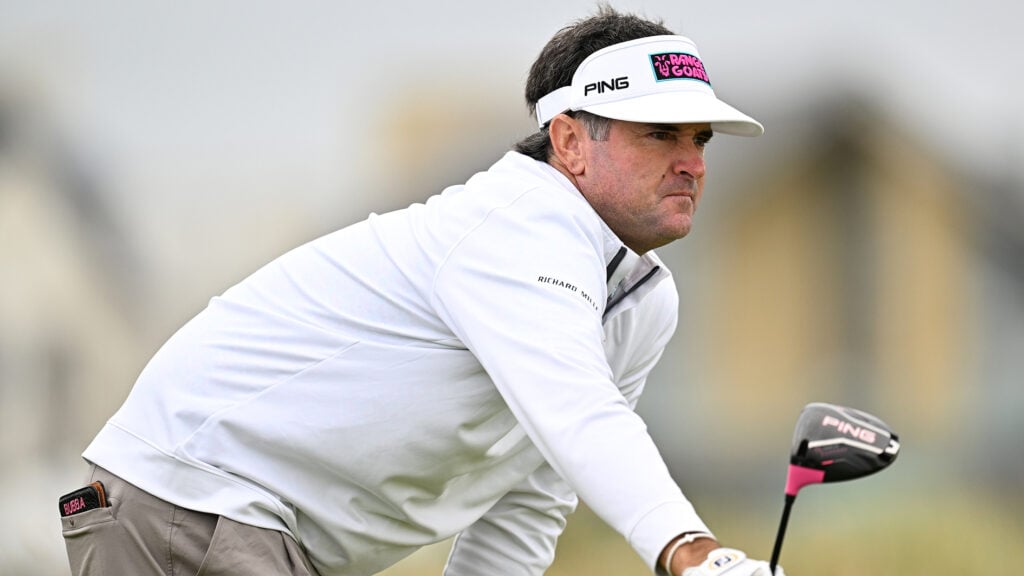 golfspelaren bubba watson i vita golfkläder med rosa text